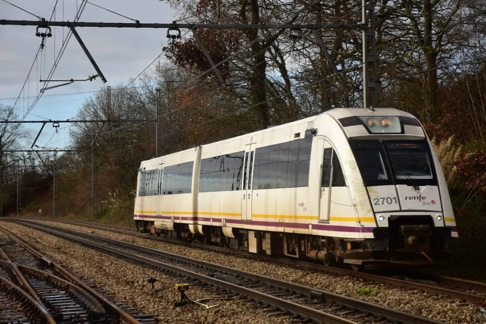 Tren 2700 de FEVE en Riañes